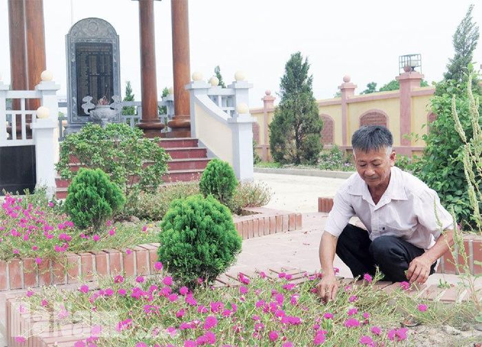 Ông Hoàng Đình Huynh - chồng bà Tâm nhổ cỏ trong khuôn viên nghĩa trang. Ảnh: Báo Hà Nam
