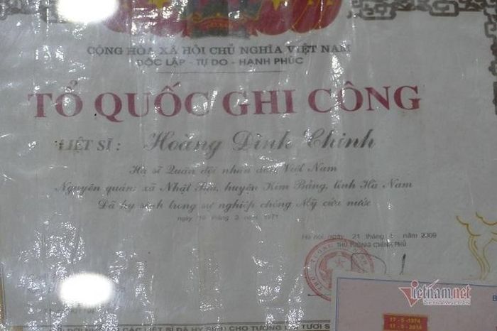 Tấm bằng tổ quốc ghi công của liệt sĩ Hoàng Đình Chinh - anh trai chồng bà Tâm