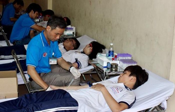 Đoàn viên, hội viên thanh niên tham gia hiến máu trong chương trình Chủ nhật đỏ (Ảnh: Nga Sơn)
