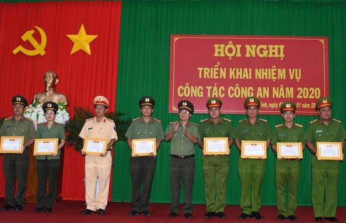 Đại tá Lê Văn Việt - Giám đốc Công an tỉnh Trà Vinh trao khen cho các đơn vị có thành tích xuất sắc.