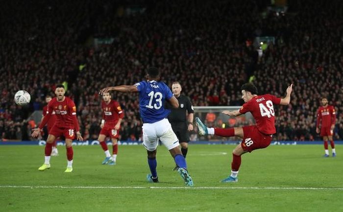  Cú dứt điểm đẹp mắt của Curtis Jones giúp Liverpool phá vỡ thế cân bằng trận đấu. 