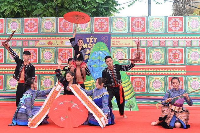 Người Mông là một trong những dân tộc có phong tục Tết cổ truyền được gìn giữ lâu đời. Tết của người Mông diễn ra trước Tết Nguyên đán một tháng, cũng là thời điểm người dân thu hoạch xong mùa màng. Dịp Tết, người dân sửa sang bàn thờ, nhà cửa, mặc váy áo đẹp để mừng đón xuân...