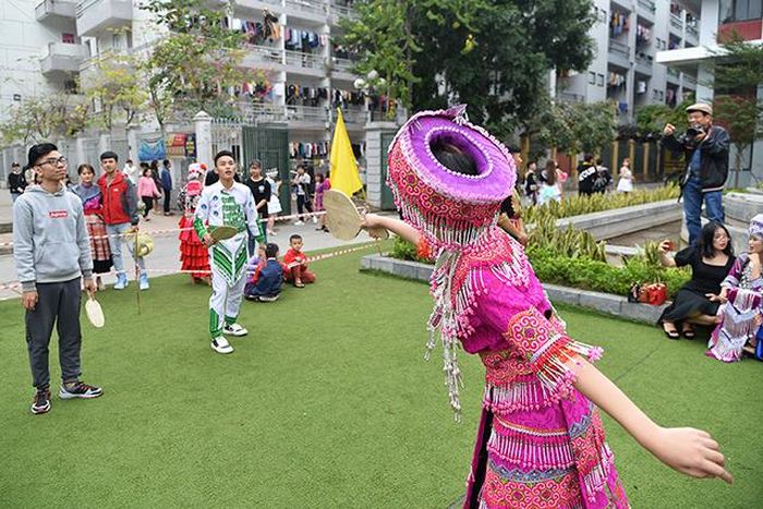 Với người Mông, đánh yến không chỉ là một trò chơi dân gian mà còn là một hình thức giao duyên đôi lứa. Đánh yến phải đánh theo hình vòng cung, yến bay cao như con yến đang bay. Quan niệm lâu đời là nếu đánh yến 10 phút không rơi, chứng tỏ đôi trai gái ấy có duyên với nhau. Từ đó, họ tìm hiểu nhau, nếu thấy hợp sẽ tiến đến xây dựng cuộc sống gia đình.
