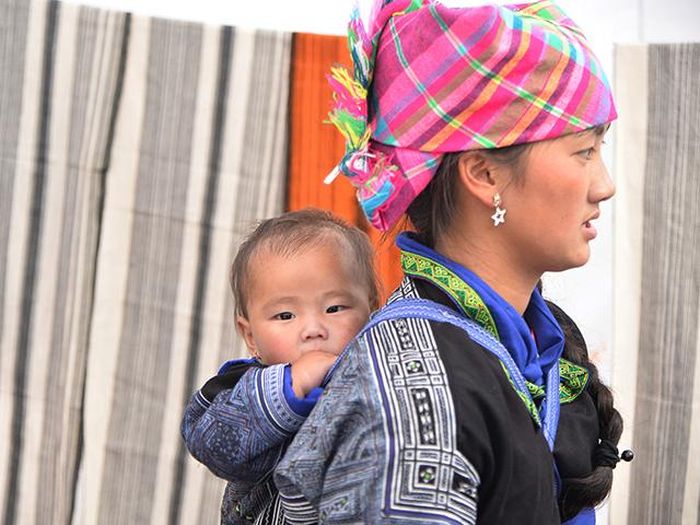 Nét đáng yêu của một em bé người Mông khi cùng bố mẹ đón Tết tại chương trình.