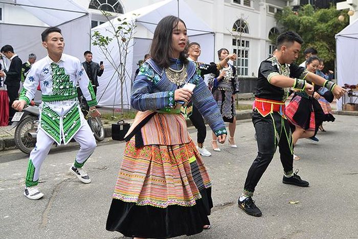 Các tiết mục văn nghệ trong ngày Tết được các chàng trai, cô gái người Mông thể hiện trong không gian chương trình.