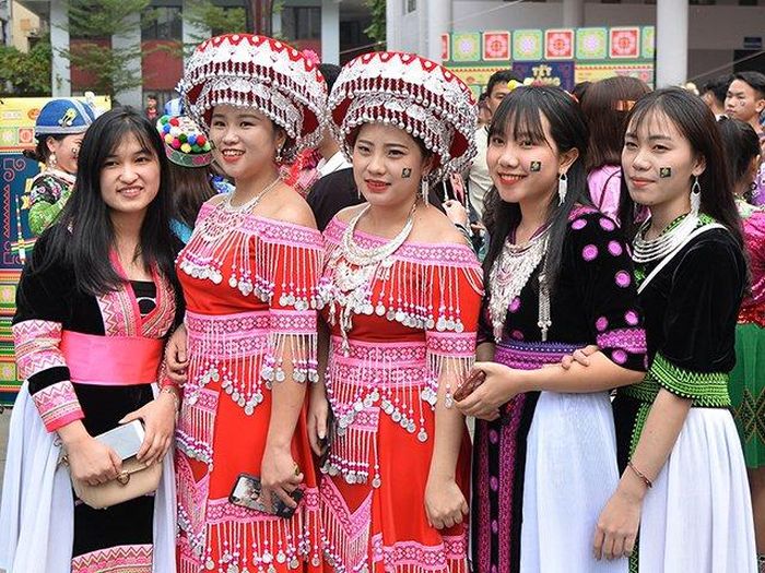 Trong ngày hội, những cô gái Mông diện trang phục rực rỡ, đa dạng sắc màu cùng với phụ kiện là mũ và trang sức bằng bạc.