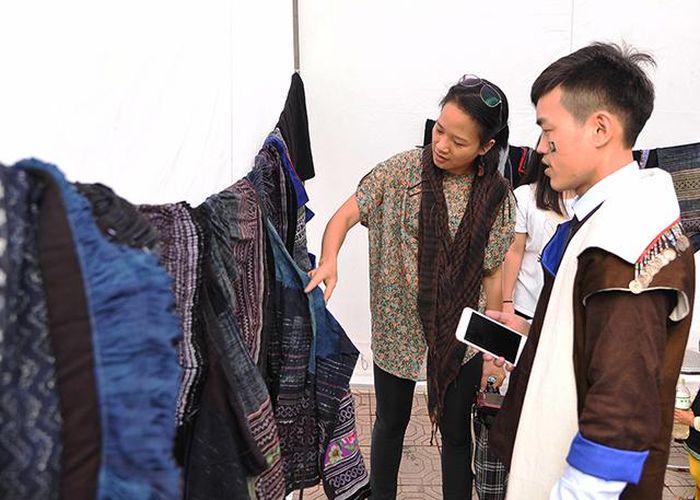 Đến với chương trình, người tham dự sẽ được trải nghiệm văn hóa của người Mông thông qua các gian hàng thổ cẩm, trang phục, nhạc cụ dân tộc,...