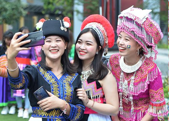 Ngoài việc giới thiệu văn hóa truyền thống, đây cũng là dịp để các bạn trẻ người Mông giao lưu, cùng tìm hiểu phong tục, tập quán của dân tộc mình ở nhiều địa phương trên cả nước.