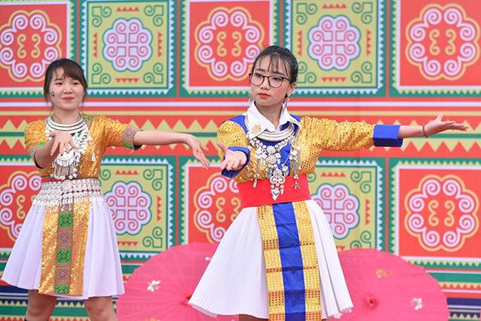 Các thiếu nữ người Mông đến từ tỉnh Điện Biên duyên dáng trong tiết mục văn nghệ tại chương trình.