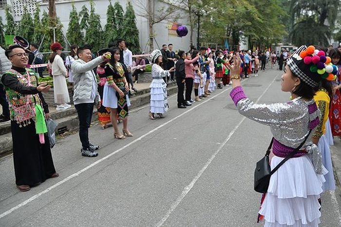 Nhiều trò chơi truyền thống trong ngày Tết như ném pao, đánh yến (cầu), đẩy gậy,... được tổ chức giúp người dân và du khách tận hưởng ngày Tết của người Mông một cách trọn vẹn.
