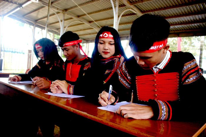 Thanh niên Êđê huyện Krông Năng đăng ký hiến máu