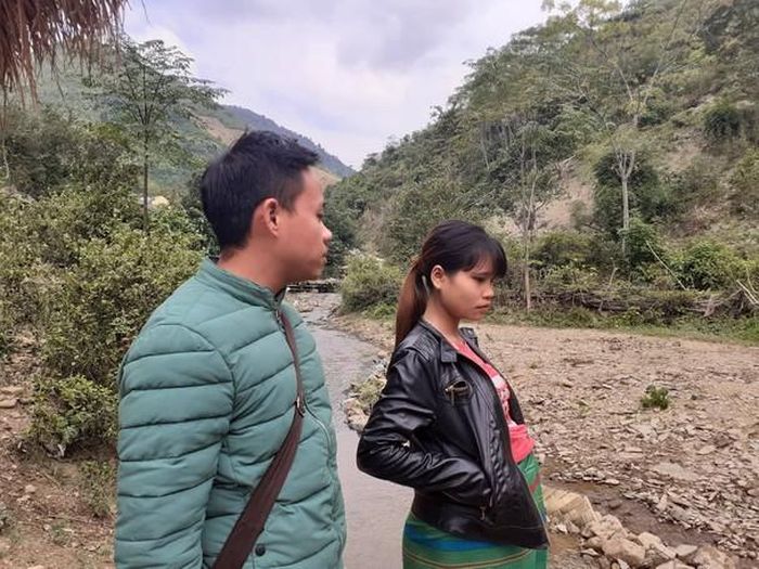 Cũng như Đại úy Trường, ở xã Hữu Lập, Thượng sỹ Xồng Bá Vừ gần đây cũng phải gánh thêm một nhiệm vụ mới là quản lý người mang thai. Ảnh: Tiến Hùng
