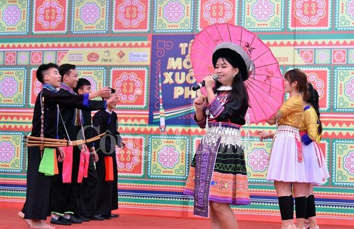 Biểu diễn dân ca Mông rất ngọt ngọt ngào