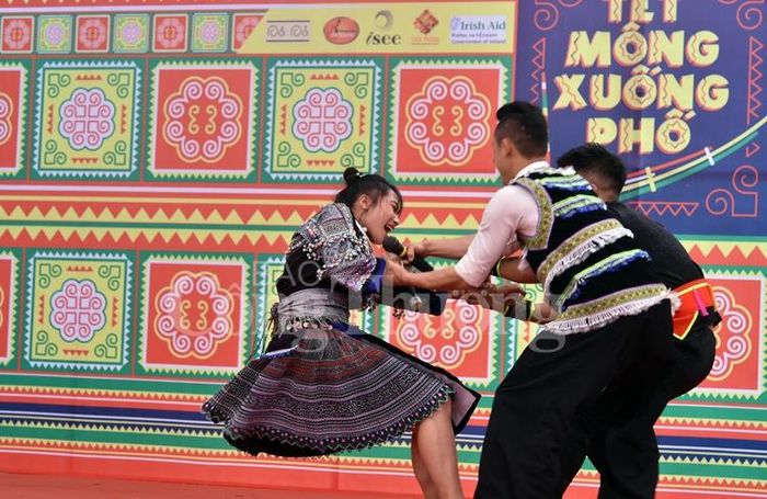 Tái hiện tục cướp vợ của người Mông