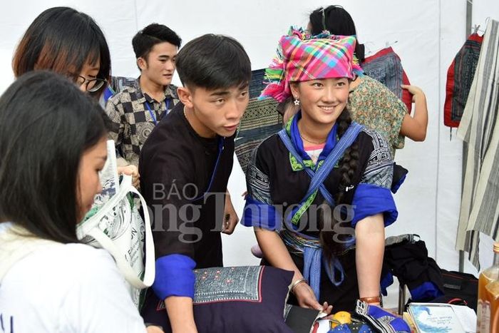 Gian hàng thổ cẩm luôn hút khách