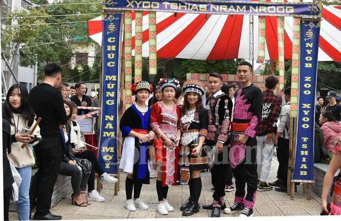 Không gian văn hóa thường ngày của người Mông được tái hiện đầy sức sống và hấp dẫn.