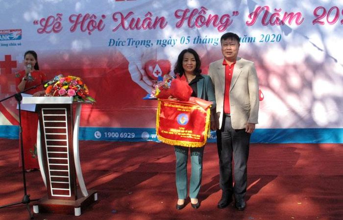 Chủ tịch Hội CTĐ tỉnh Lâm Đồng Đỗ Hoàng Tuấn trao cơ lưu niệm cho huyện Đức Trọng - đơn vị đăng cai tổ chức lễ phát động Lễ hội Xuân hồng 2020