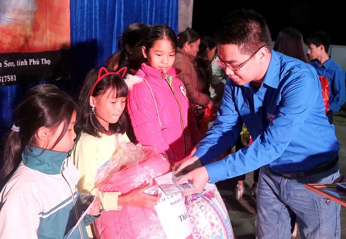  ...và trẻ em nghèo khu Đồng Tăng.