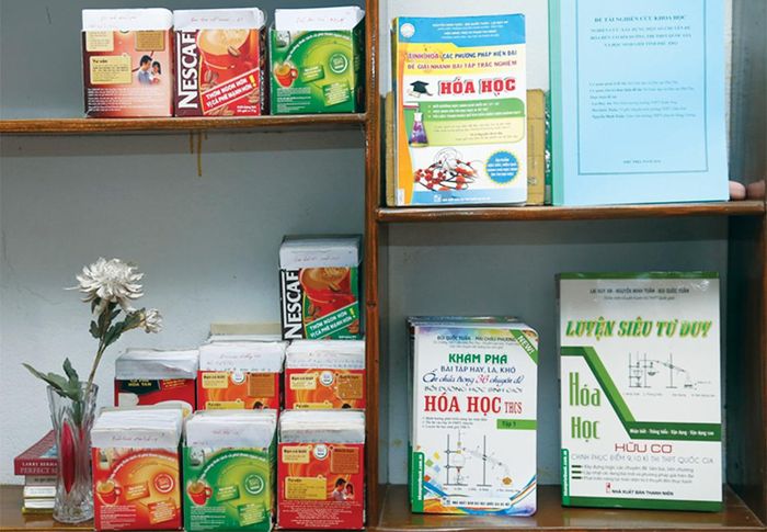 Từ những tư liệu khi mới vào nghề đến những cuốn sách và đề tài nghiên cứu khoa học của hôm nay.