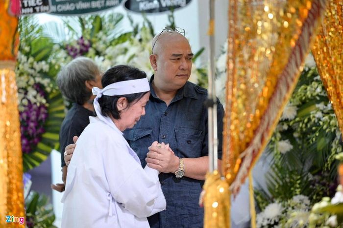  Những ngày cuối đời, Chánh Tín được vợ chăm sóc kỹ. Dù hai người ngủ riêng nhưng mỗi khi ông cần, vợ đều sang phòng chăm sóc. Chia sẻ với Zing.vn, MC Quyền Linh cho biết anh ngưỡng mộ ca sĩ Bích Trâm rất nhiều: "Đồng hành cùng một người nghệ sĩ hào hoa, phong trần như thế suốt bao nhiêu năm thì chứng tỏ chị ấy quá bản lĩnh. Tôi rất thương chị Trâm, bởi từ nay chị không còn ai bên cạnh để chia sẻ và kề cạnh nữa". 