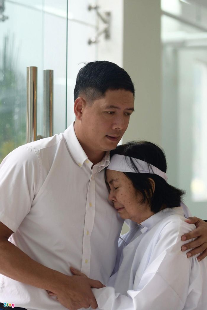 MC Bình Minh, ca sĩ Nguyễn Phi Hùng ôm động viên vợ Chánh Tín. Sinh thời, ông được nhiều thế hệ đàn em mến mộ vì sống hết mình với nghiệp diễn. MC Quyền Linh nói về đàn anh: "Anh Tín là cây đa cây đề trong nghệ thuật. Cách diễn của anh khó ai có, rất tự nhiên và mang phong thái nghệ sĩ - một sự phong trần và hào hoa".