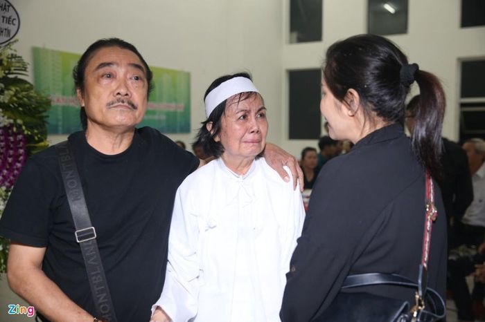  Trong mắt đồng nghiệp của chồng, bà Bích Trâm là người phụ nữ giỏi, tuyệt vời và tảo tần. Suốt 46 năm qua, bà luôn là người đứng sau những thành công và kể cả những nốt trầm trong sự nghiệp của Chánh Tín. 