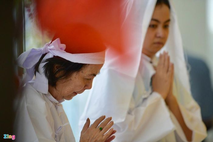 Nhiều người xót xa khi chứng kiến bà chắp tay cầu nguyện nhiều giờ. Bà còn sốt ruột chờ đợi con trai trở về để kịp đưa tang Chánh Tín. Vợ chồng NSƯT có cậu con trai cả tên Nguyễn Chánh Minh Thức hiện vẫn ở Canada, chuẩn bị về Việt Nam tiễn đưa cha về nơi an nghỉ. 