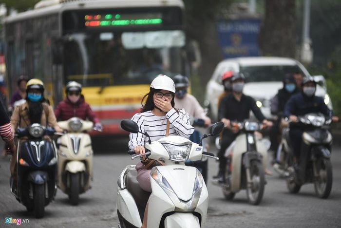  Chị Thảo (23 tuổi, sống gần đoạn đường đang sửa chữa) nói đoạn đường này bụi mù mịt, đeo khẩu trang mà cảm giác vẫn không thấy an toàn. Buổi tối, có lúc tham gia giao thông, chị Thảo không nhìn rõ phía trước vì bụi. 