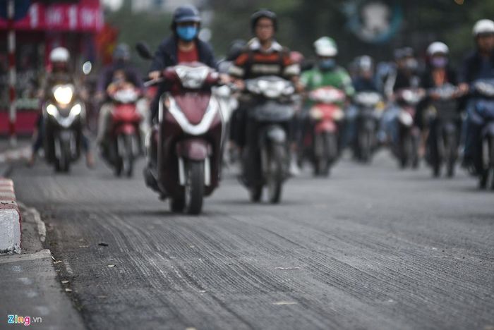  Phố Nguyễn Thái Học cũng nằm trong diện được cải tạo. Đoạn đường đã được cào lên, có những vết rãnh khá sâu, xuôi cùng chiều bánh xe nên mỗi khi di chuyển qua đây người điều khiển xe máy sẽ thấy loạng choạng tay lái. 