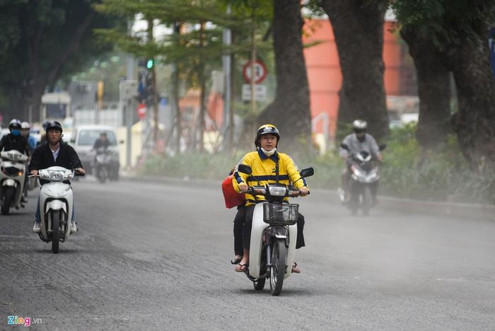  Mỗi khi có xe đi qua, con phố chìm trong cát bụi. 