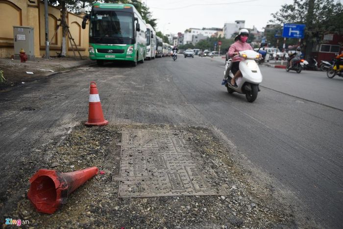  Phố Trần Khánh Dư cũng bị cào bóc gần 200 m dịp gần Tết. 