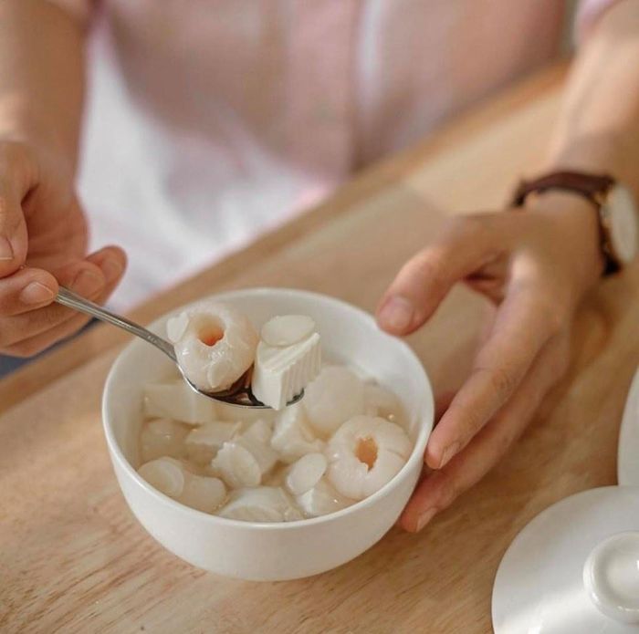 Một thực khách bày tỏ: "Không khí quán không quá ồn ã. Những bộ bàn ghế gọn gàng tạo cho mình cảm giác như đang ở trong căn bếp gia đình". Bên cạnh các món mang hương vị Việt Nam và các nước bạn, thực khách cũng có thể trải nghiệm món tráng miệng trứng sữa hấp lạnh ngọt ngào. Mức giá tại đây dao động từ 25.000-98.000 đồng. Ảnh: Wonderminimal.