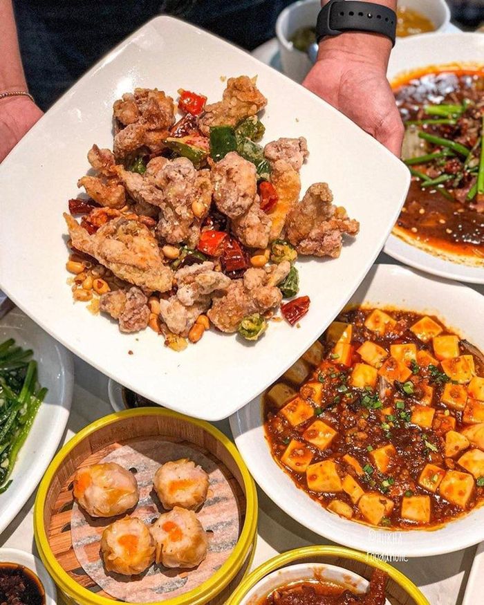 Nhà hàng vốn nổi tiếng với các món vịt quay Bắc Kinh, dimsum. Một thực khách cho biết: "Dimsum nóng hổi, vị vừa ăn. Vịt quay có lớp da giòn, thơm. Đặc biệt, món ăn này có thể chế biến thành nhiều hương vị như mì xào, canh nấu vịt...". Ảnh: Hukha.foodaholic.