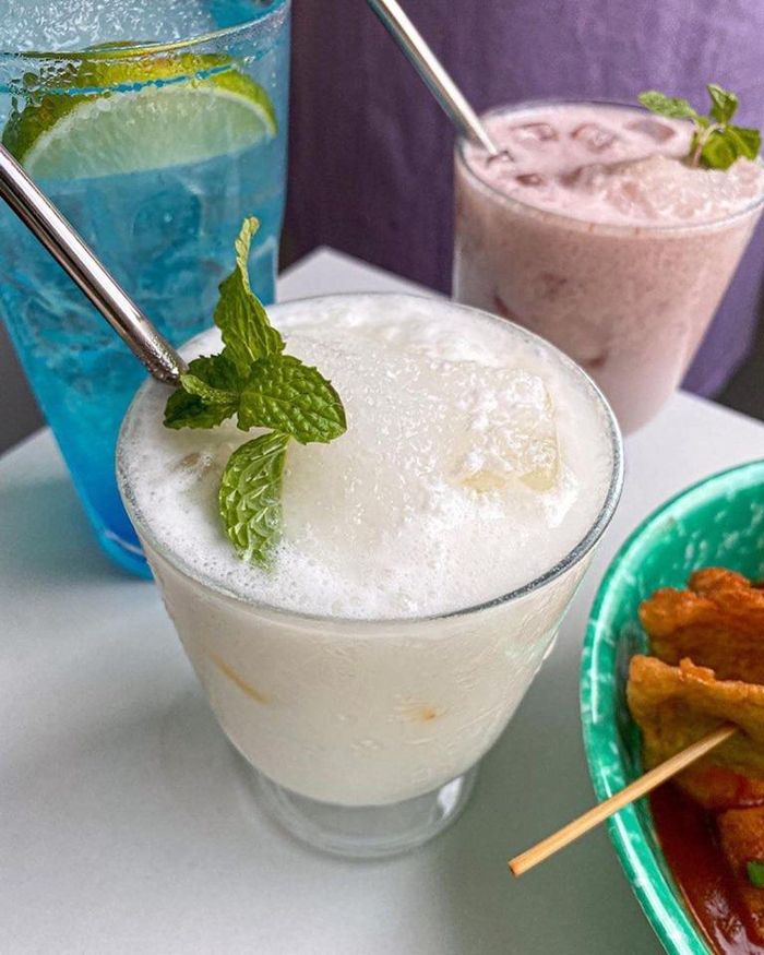 Ngoài ra, nhiều người gợi ý nên thưởng thức cùng rượu gạo để bữa ăn thêm trọn vẹn. Rượu gạo có vị dừa hoặc dâu với độ béo hấp dẫn. Thực khách cũng phản hồi tích cực với mức giá vừa phải, các món dao động từ 9.000-65.000 đồng. Ảnh: Hukha.foodaholic.