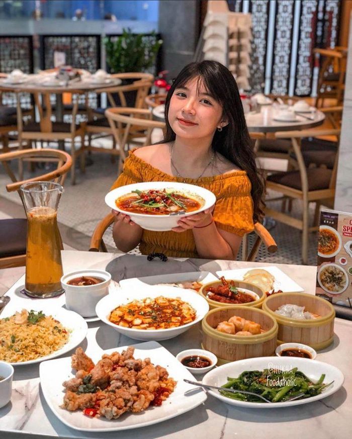 Ngoài ra, tiệm cũng vừa cung cấp thực đơn với loạt món mới như bò hầm Tứ Xuyên, bánh xếp lá hẹ, gà giòn thơm cay... Hầu hết tín đồ ẩm thực đều hài lòng về chất lượng món và cách phục vụ chuyên nghiệp tại đây. Mức giá dao động từ 50.000-200.000 đồng. Ảnh: Hukha.foodaholic.