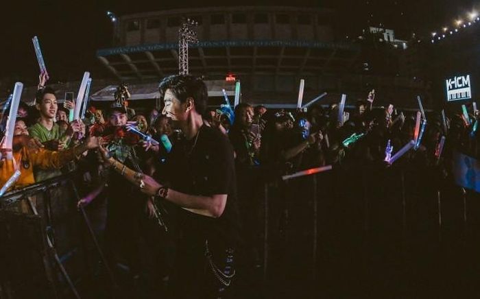 ... Xuống để tặng fan