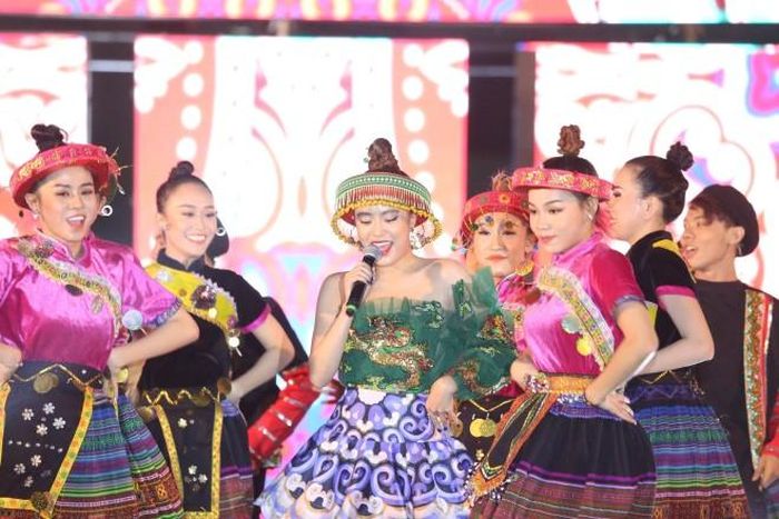 "Cô Mị" Hoàng Thùy Linh xuất hiện trong chương trình