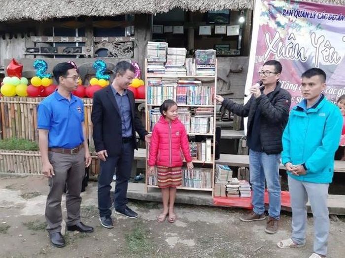 Tủ sách khuyến học được trao với hy vọng giúp bà con mở mang thêm tri thức và niềm vui đọc sách