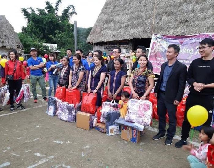 Ông Huỳnh Anh Vũ (bìa phải), Phó giám đốc phụ trách Ban quản lý các dự án đầu tư cơ sở hạ tầng ưu tiên TP.Đà Nẵng trao quà cho người dân thôn Pơr’ning