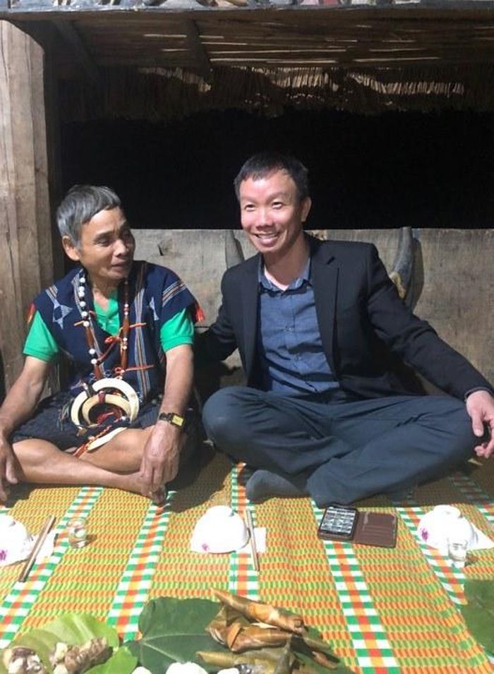 Già làng thôn Pơr’ning đã giao lưu và kể nhiều huyền sử về làng và về văn hóa đồng bào cho đoàn nghe