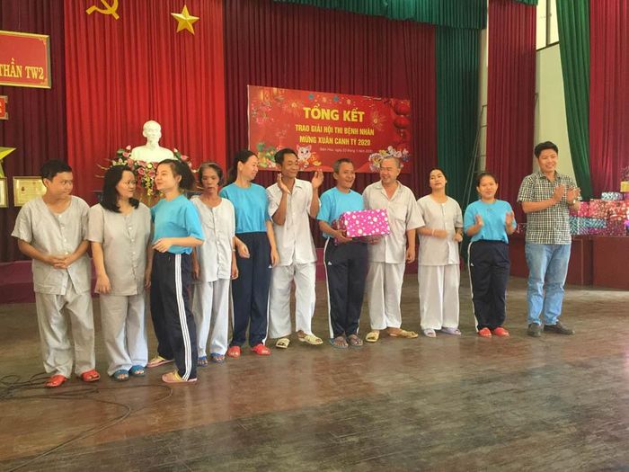  Bác sĩ Lê Văn Kiên - Trưởng khoa Phục hồi chức năng trao quà cho các bệnh nhân đoạt giải.