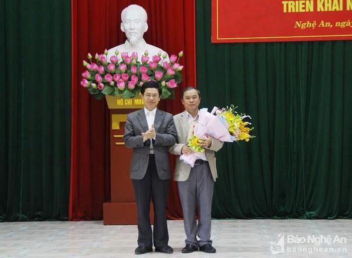 Đồng chí Nguyễn Xuân Sơn - Phó Bí thư Thường trực Tỉnh ủy, Chủ tịch HĐND tỉnh trao tặng Kỷ niệm chương vì sự nghiệp dân vận của Đảng cho đồng chí Phan Thanh Đoài - Phó trưởng Ban Dân vận Tỉnh ủy. Ảnh: Mai Hoa