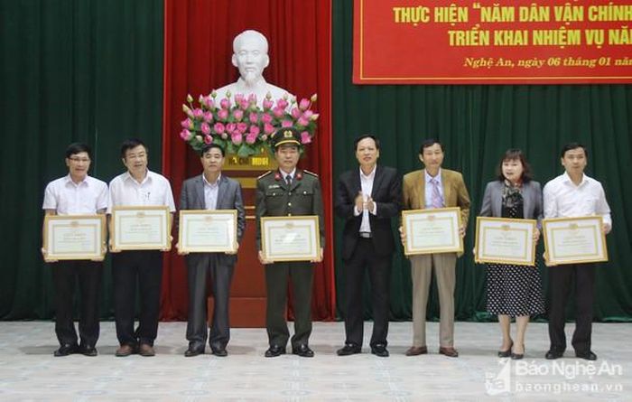 Đồng chí Nguyễn Mạnh Khôi - Phó trưởng Ban Thường trực Ban Dân vận Tỉnh ủy trao tặng Giấy khen cho các đơn vị tiêu biểu trong công tác dân vận năm 2019. Ảnh: Mai Hoa