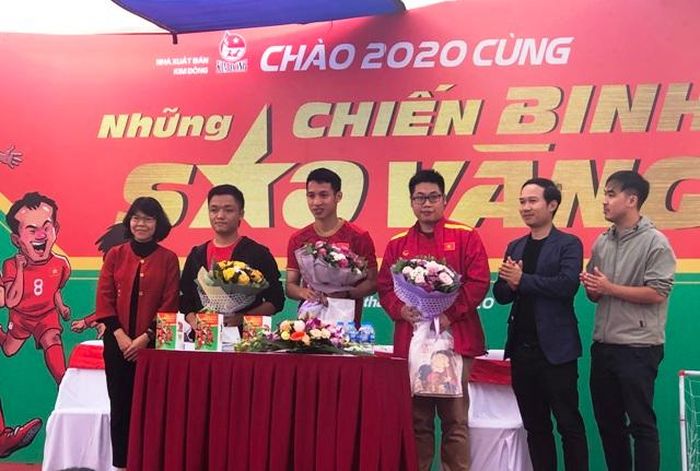 Đại diện NXB Kim Đồng chụp ảnh lưu niệm cùng các khách mời tham dự.
