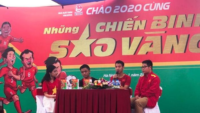 Cầu thủ Đỗ Hùng Dũng trả giao lưu cùng các độc giả nhí.