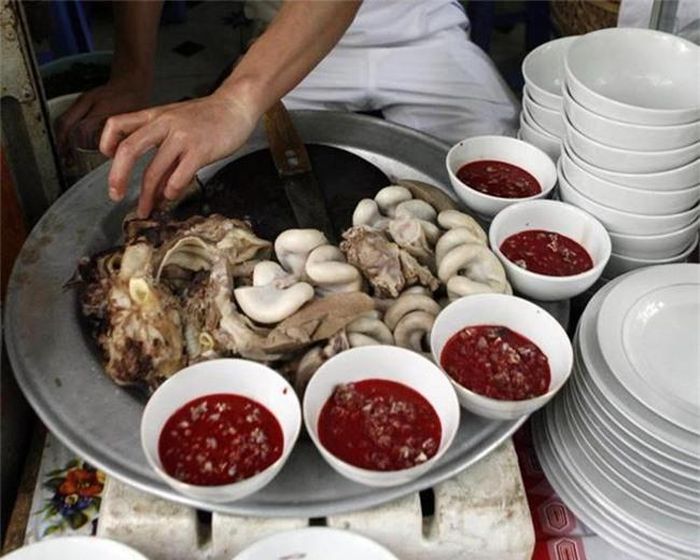 Thêm một món ăn phổ biến tại Việt Nam – lòng lợn tiết canh có tên trong danh sách này