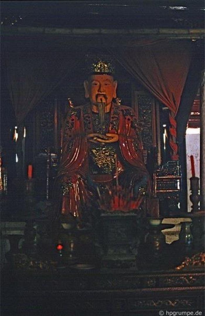 Tượng thờ Khổng Tử trong điện Đại thành.