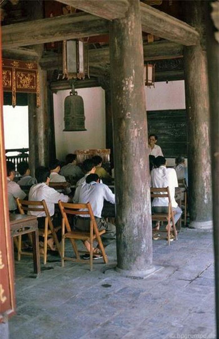 Một lớp học tại Văn Miếu.