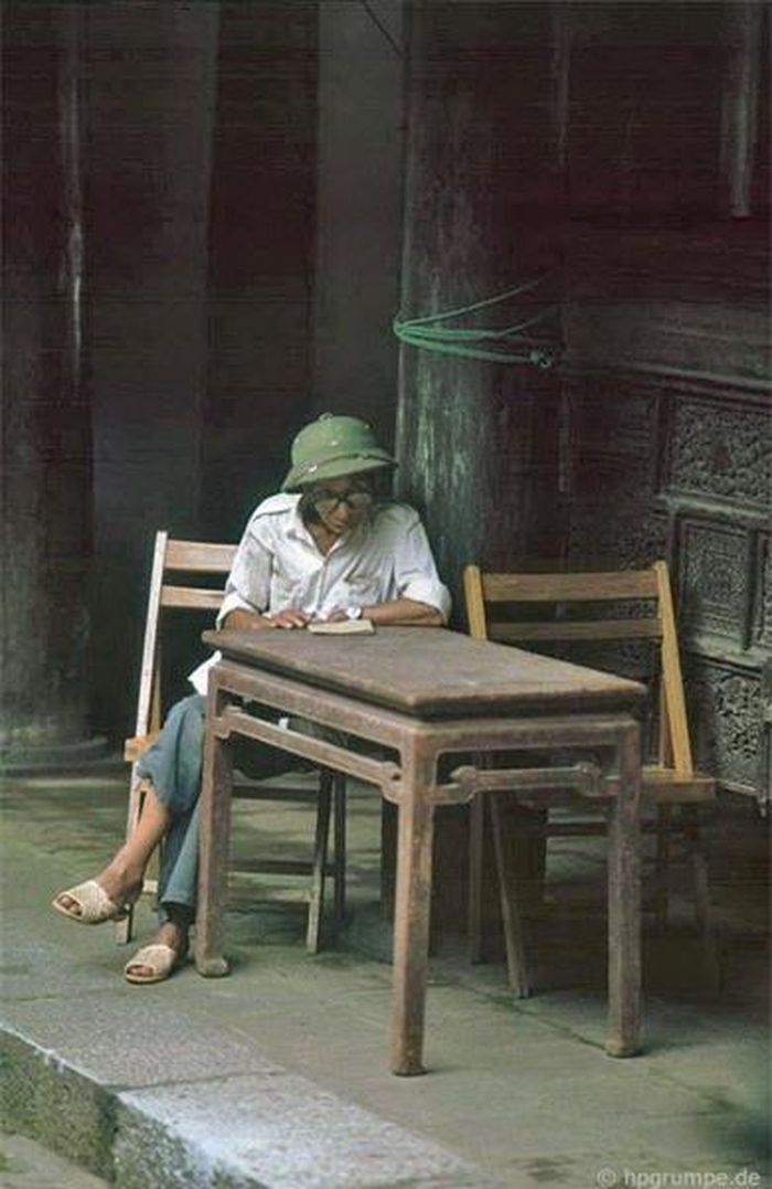 Cụ già đọc sách trong Văn Miếu.