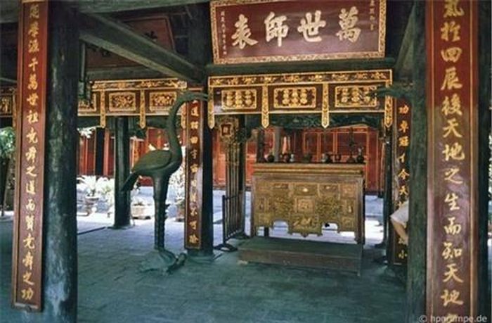 Nội thất bên trong khu điện thờ.
